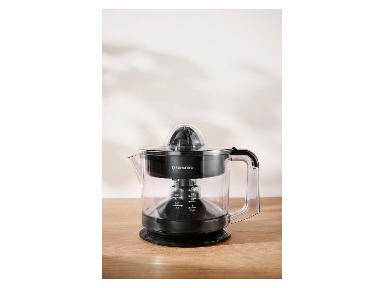 SilverCrest citruspers op een houten aanrecht.