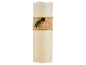 Crème kaars versierd met een jute lint, dennenappel en dennentak.