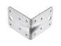 Zilverkleurige metalen hoekbeugel met gaten voor bevestiging, op witte achtergrond.