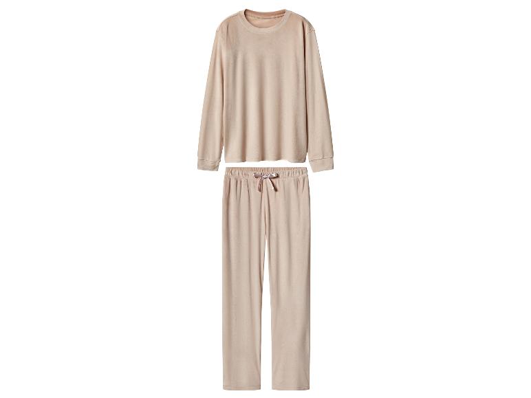 Beige tweedelige pyjama met een top met lange mouwen en een lange broek.