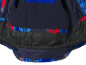 Binnenkant van een blauw-rood patroonjas met zwarte voering en elastische taille.