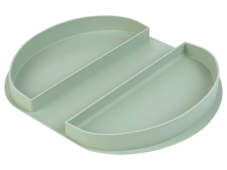 Een groene siliconen babybord met twee compartimenten.