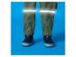 Groene waterdichte kinderbroek met reflectoren en donkerblauwe laarzen