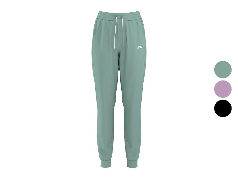 Groene joggingbroek met trekkoord en logo, met kleuropties in paars en zwart.