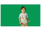 Jongen in wit T-shirt met dinosaurussen en bruine korte broek, lachend.