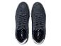 Een paar marineblauwe suède herensneakers met bijpassende veters en witte zolen.