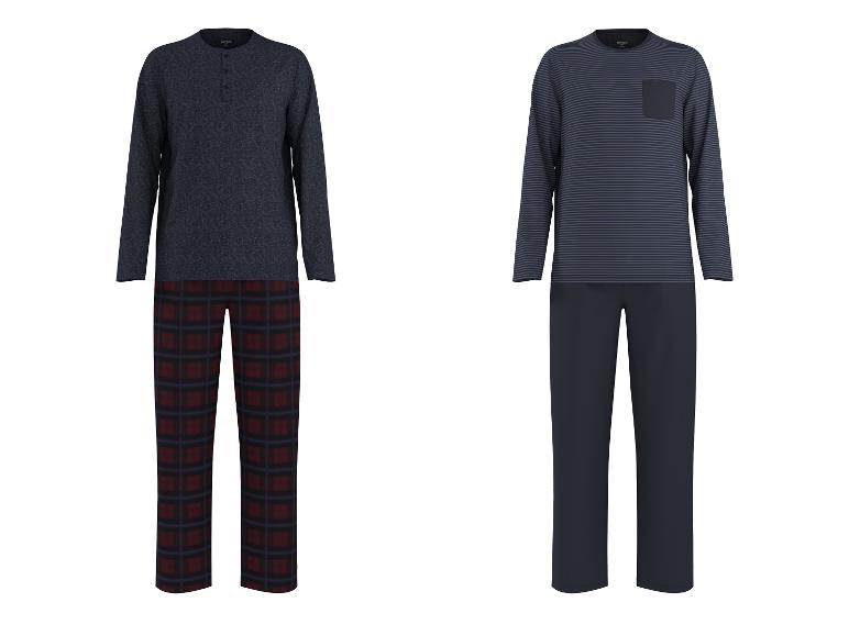 Twee herenpyjamasets: één met een donkerblauw shirt en geruite broek, de andere met een gestreept shirt en een donkerblauwe broek.