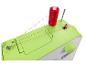 Groene naaimachine met rode draad en spoel.