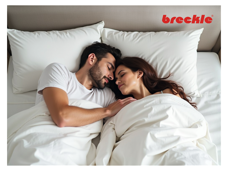 Koppel rustig slapend onder een Breckle dekbed.