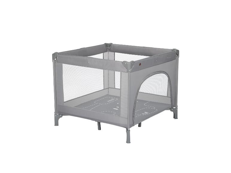 Grijze babybox met gaaszijden en een wegenpatroon op de bodem.