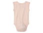 Een roze baby romper met kantjes.
