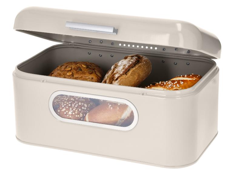 Open crèmekleurige broodtrommel met diverse broden en broodjes erin.