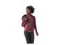 Vrouw in sportshirt en zwarte legging, met rugzak over haar schouder.