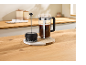 French press en melkopschuimer op een houten aanrecht.