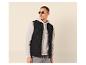 Man in zwart gewatteerd vest, grijze hoodie en grijze jeans.