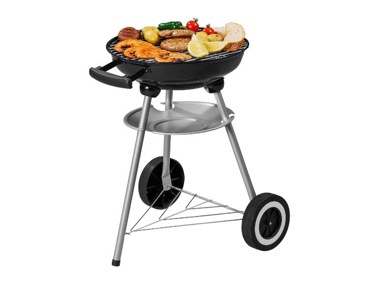 Een zwarte barbecue met wielen, gevuld met gegrilde garnalen, worst en aardappelen.