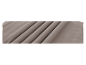 Close-up van een beige stof met subtiele verticale strepen en zachte plooien.