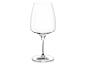 Leeg, elegant wijnglas met dunne steel op een witte achtergrond.