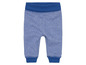 Blauwe gestreepte babybroek met blauwe boord.