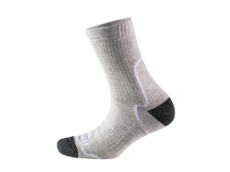 Grijze sportsok met witte en zwarte details, op een witte achtergrond.