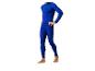 Man in blauw thermisch ondergoed met lange mouwen en legging.