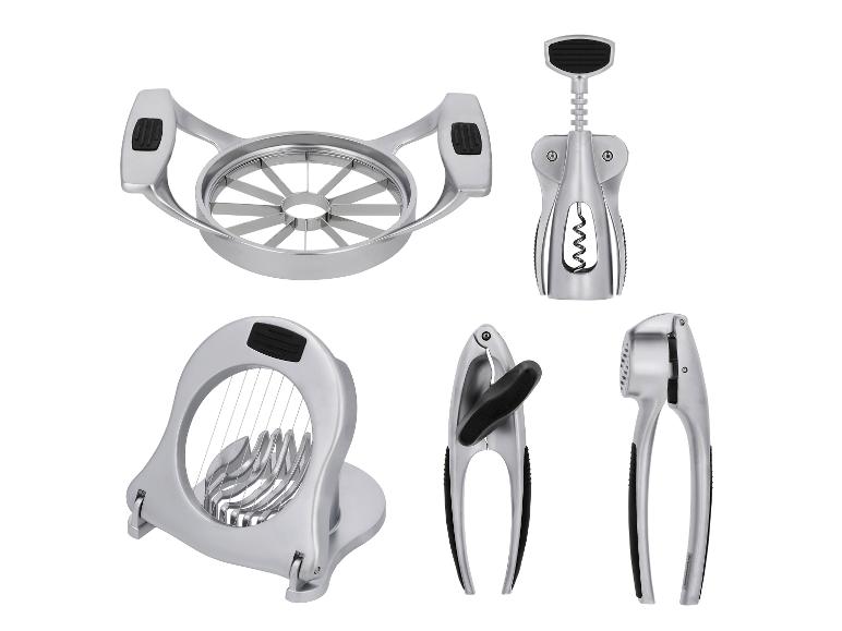 Silvercrest keukengerei set: appelsnijder, kurkentrekker, eiersnijder, notenkraker en knoflookpers.