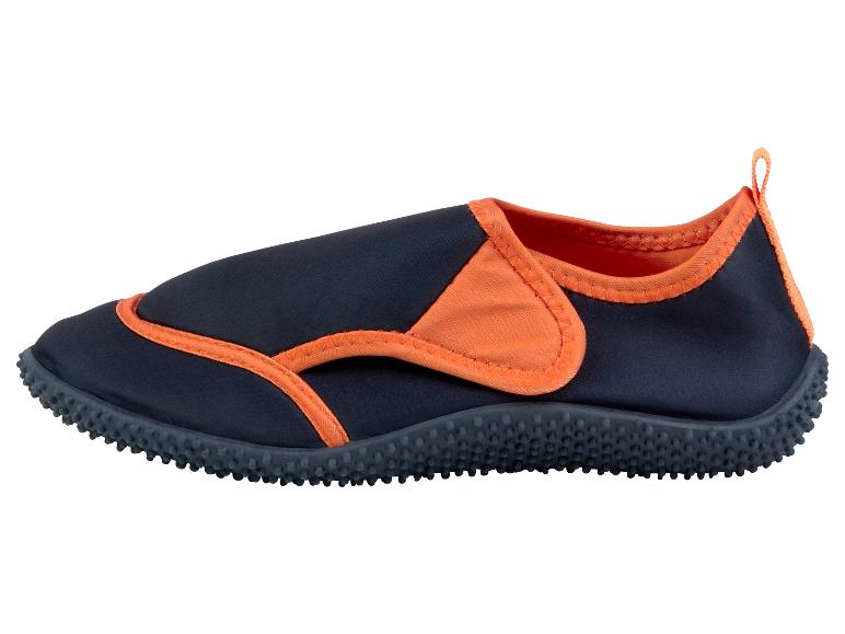 Donkerblauw-oranje waterschoenen.