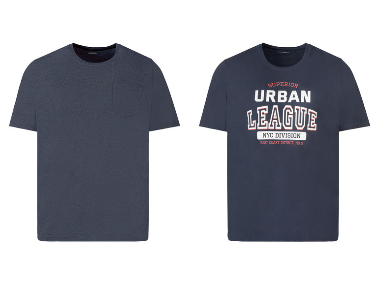 Twee blauwe T-shirts, een met een zakje en een met 'Superior Urban League' print.