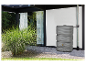 Driedelige grijze regenton bij een modern huis.