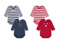 Vier baby-onesies van Kanz, waaronder twee gestreepte en twee met dierenprints.