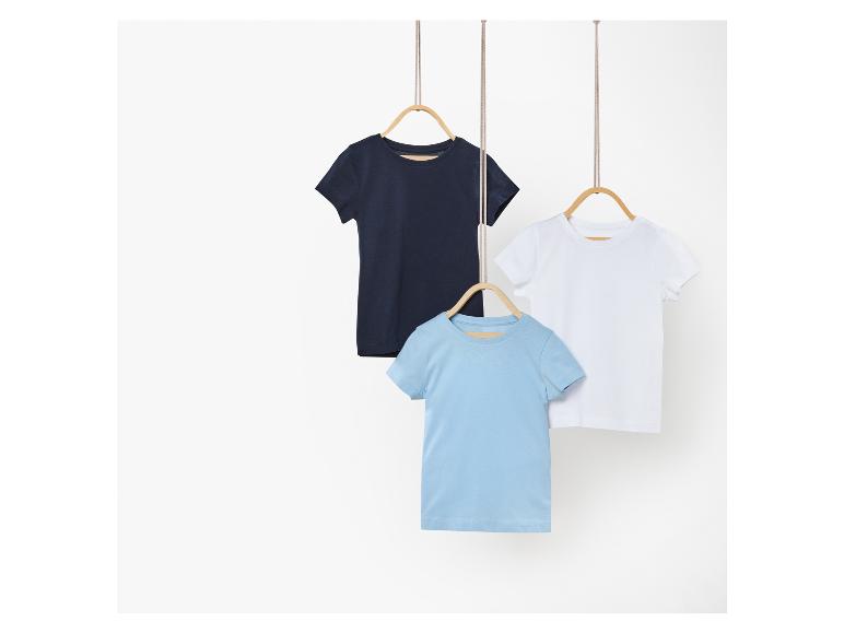 Drie kinder t-shirts: wit, lichtblauw en donkerblauw.