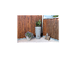 Regenton met een bloempot en een houten krat op een terras.