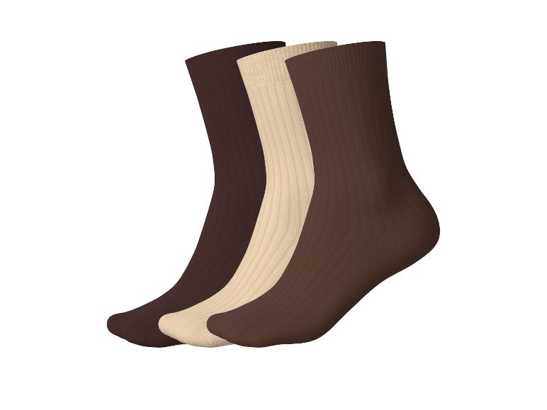 Drie paar sokken in bruine en beige tinten.
