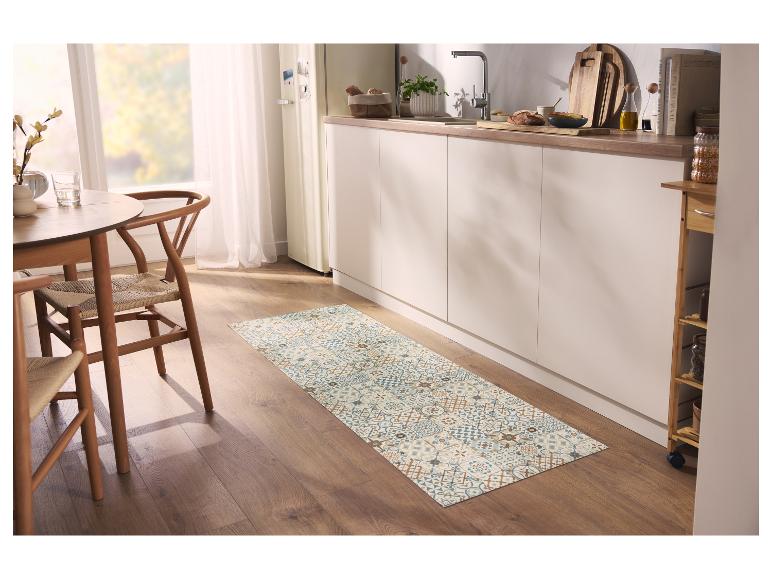 Keukenloper met geometrische patronen in een moderne keuken met houten tafel.