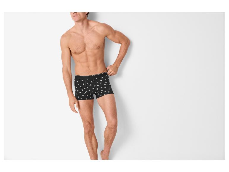 Man in zwarte boxershort met wit patroon