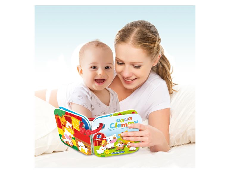 Een moeder leest een Clementoni Soft Clemmy boek met dieren voor aan haar baby.