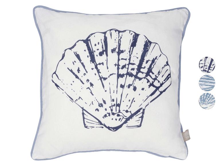 Wit decoratief kussen met blauwe bies en grote blauwe schelpenprint