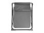Grijze opvouwbare stoel met metalen frame.