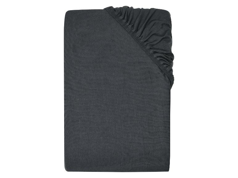 Donkergrijs opgevouwen hoeslaken.