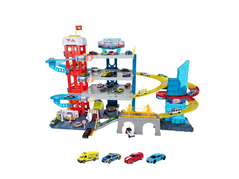 Meerlaagse speelgoedgarage met hellingen, brug en diverse auto's.