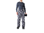 Man in donkergrijs thermoshirt en grijze camouflagebroek, met zwarte handschoenen.