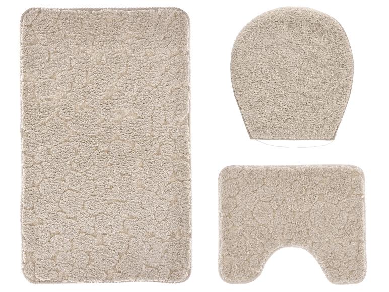 Beige badmatset met rechthoekige mat, toiletbrilhoes en U-vormige mat.