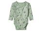 Groene baby romper met bloemenpatroon en overslagsluiting.