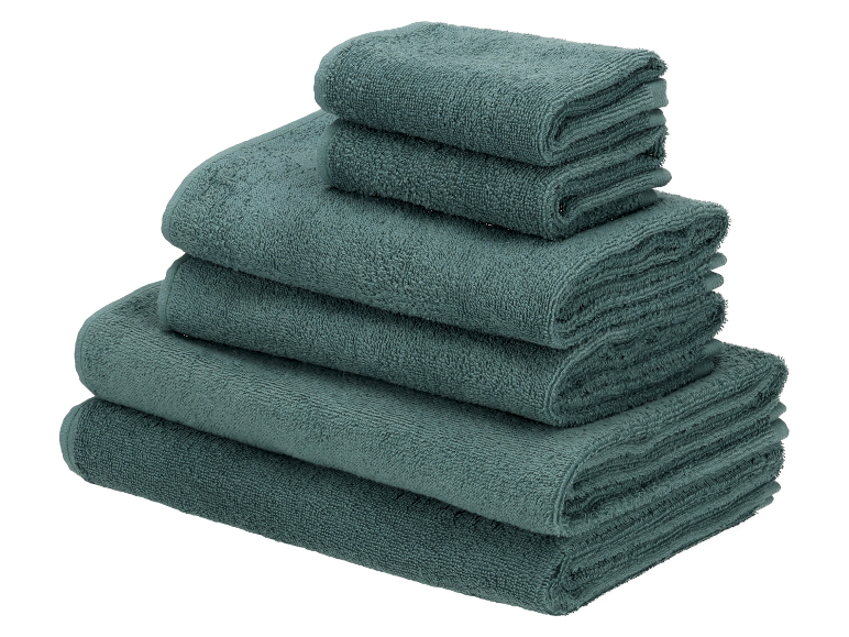 Een stapel donkergroene handdoeken.