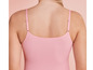 Een roze, geribbelde, naadloze tanktop.