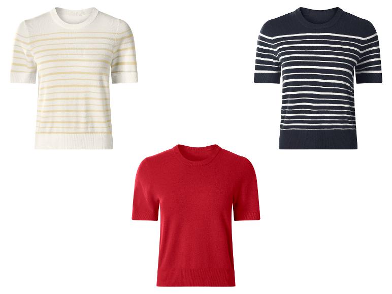 Drie gebreide tops met korte mouwen: één wit met gele strepen, één marineblauw met witte strepen en één effen rood.
