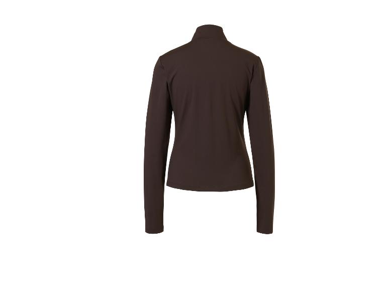 Bruin shirt met lange mouwen en colkraag op een witte achtergrond