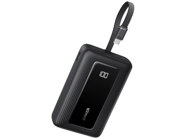 Zwarte powerbank met geïntegreerde USB-C kabel en digitaal display dat 100% lading toont.