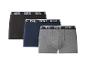 Drie herenboxershorts in zwart, marineblauw en grijs met tekst op de elastische tailleband.