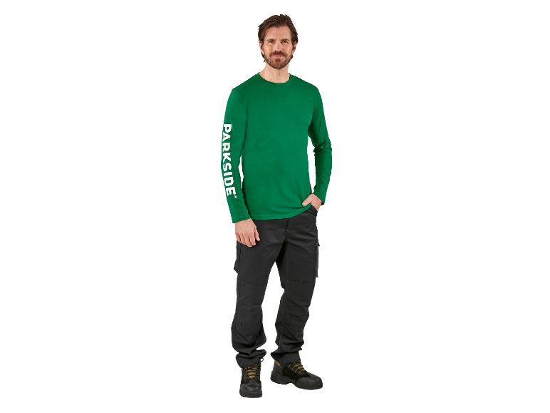 Man in een groen Parkside longsleeve shirt en een zwarte broek.
